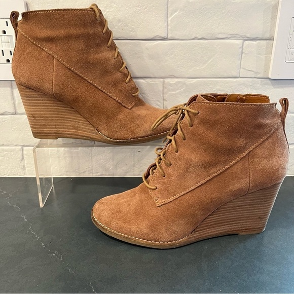 Lucky Brand sz 8.5 tan suede wedge heel ankle boots - Picture 1 of 15